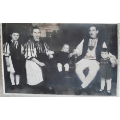 Fotografie, familie in straie populare din zona Ardealului, perioada interbelica