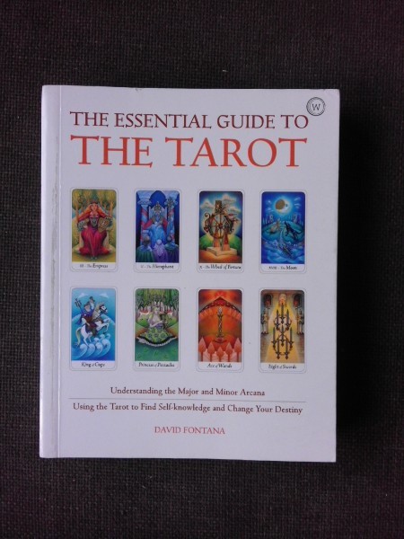 THE ESSENTIAL GUIDE TO THE TARROT - DAVID FONTANA (CARTE IN LIMBA ENGLEZA)