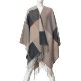 Poncho bej cu model geometric in carouri