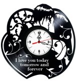 Ceas de Perete Decorativ &ldquo;Forever Love &ndash; Infinity Bond&rdquo;, din Disc Vinil Reciclat, Design Romantic cu Cuplu și Flori, Negru, Mecanism Silențios (Sweep)