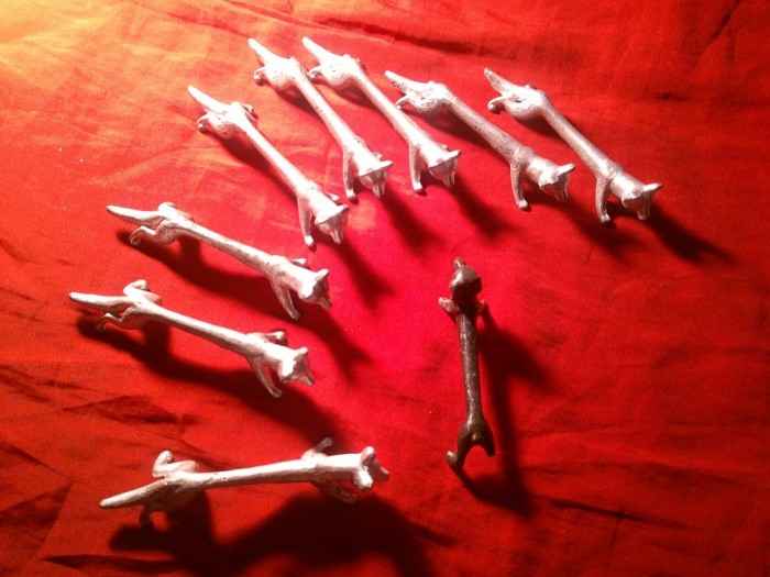 8+1 Suport vechi pentru Tacam de masa , metalice , 8 vulpi si 1 catelus defect , L=11 cm , h= 3cm