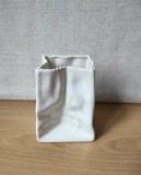 Vază din ceramică model pungă de h&acirc;rtie