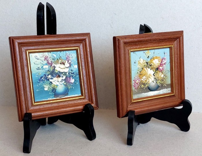 Aranjamente florale - 2 miniaturi originale in ulei pe carton, rame din lemn, dimensiuni 11 x 11 cm