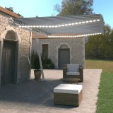 vidaXL Copertină automată cu LED&amp;senzor v&acirc;nt, albastru&amp;alb, 500x350 cm