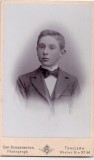 Fotografie tip CDV - perioada interbelica, reprezentand un baiat