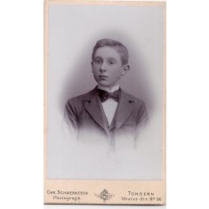 Fotografie tip CDV - perioada interbelica, reprezentand un baiat