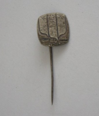 QW9 N4 32 - insigna - comunism - inscriptia 1944 - 1945 - 40 ZVOLEN foto