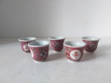 Lot 5 pahare / cesti de sake din porțelan chinezesc, Mun Shou cu simboluri chinezești pentru noroc, secol XX