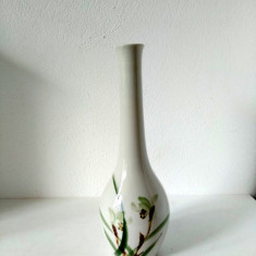 Vaza ceramica japoneza alba pictata cu motiv floral, stanta, 25cm inaltime