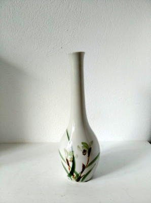 Vaza ceramica japoneza alba pictata cu motiv floral, stanta, 25cm inaltime foto