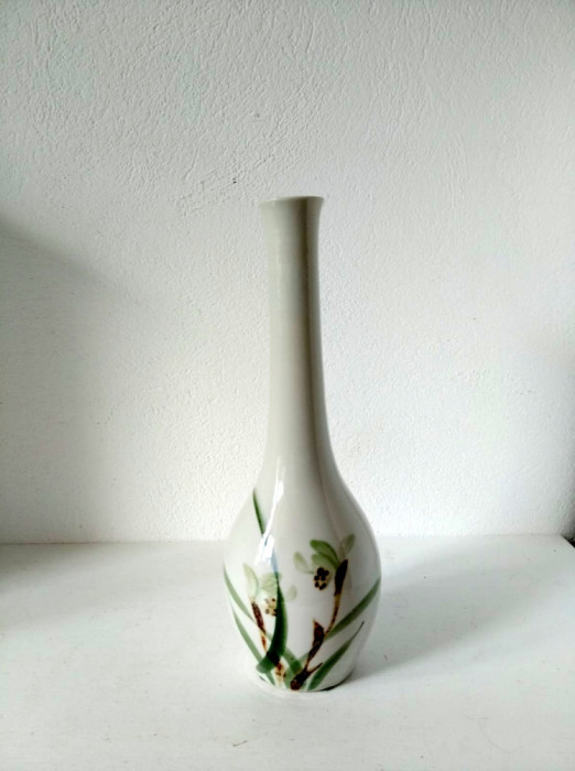 Vaza ceramica japoneza alba pictata cu motiv floral, stanta, 25cm inaltime