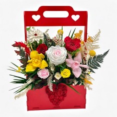 Aranjament floral premium cu flori criogenate si inima licheni , Cutie lemn rosie