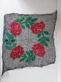 Lucru de mana broderie pe plasa neagra, trandafiri rosii si frunze verz, 33x33cm