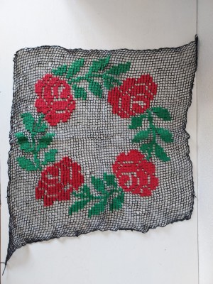 Lucru de mana broderie pe plasa neagra, trandafiri rosii si frunze verz, 33x33cm foto