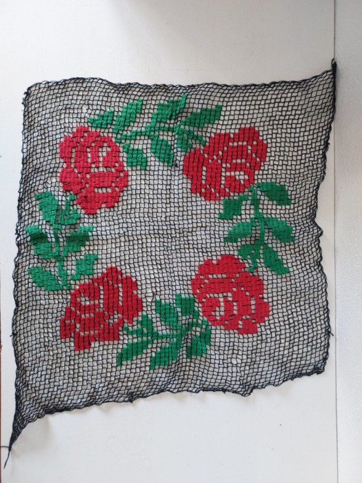 Lucru de mana broderie pe plasa neagra, trandafiri rosii si frunze verz, 33x33cm