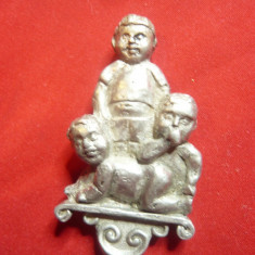 Statueta - Copii -metal argintat , cu semnatura pe spate h= 5,3 cm