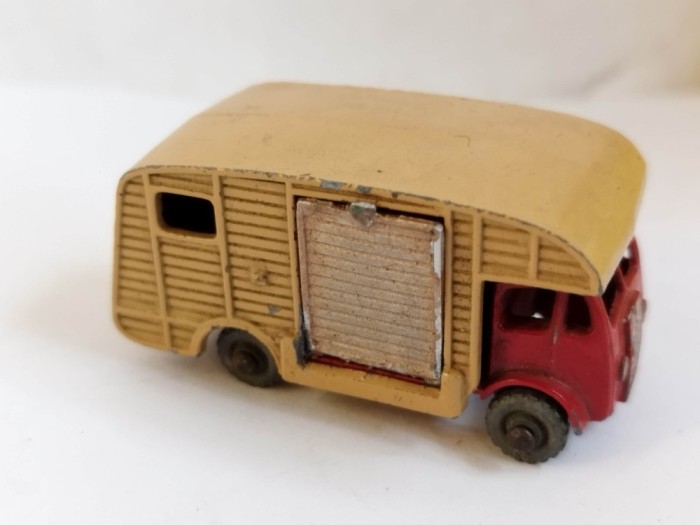 bnk jc Matchbox 35a E.R.F Marshall Horse Box