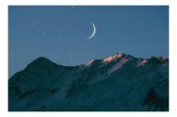 Tablou Canvas, "Luna răsare peste munți &icirc;nzăpeziți", Lună, Munte, Cer, Stele, Amurg, Lumină, Umbre, V&acirc;rfuri, Peisaj, 39 x 26 cm, CMCLASS
