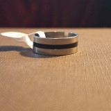 Cumpara ieftin Inel elegant Stainless Steel argintiu cu o linie neagra pe mijloc
