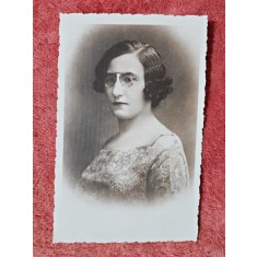 Fotografie tip carte postala, femeie cu ochelari, 1939