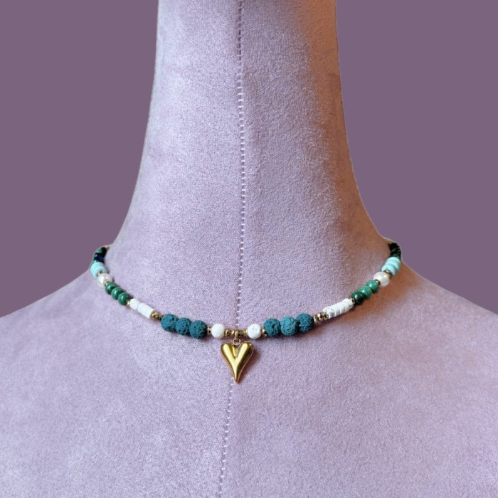 Colier verde turcoaz la baza gatului din malachit, howlit, ochi de tigru albastru, opal, turcoaz cu pandantiv inima auriu