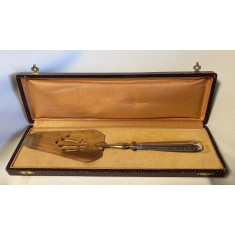 Paletă veche pentru Tort / Prăjituri, M&acirc;ner din Argint Masiv (Poanson Francez Minerva), &icirc;n Casetă Originală, cca. 1900