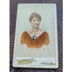 Fotografie femeie cu brosa, tip CDV
