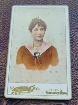 Fotografie femeie cu brosa, tip CDV foto