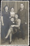 Fotografie tip Carte Postala, Trei femei, un barbat si un copil, 1944