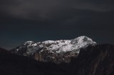 Tablou Canvas, "V&acirc;rfuri montane sub cer &icirc;nnorat", Impozant, Majestic, &Icirc;ntunecat, Montan, Alpin, Rece, Dramatic, &Icirc;nalt, 39 x 26 cm, CMCLASS