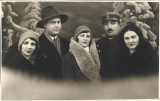 P3241N Fotografie de grup, femei, domn și ofițer rom&acirc;n, studio Foto Select Aizicovici, Iași, perioada interbelică