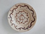 Farfurie ceramica, anii 80, lucrata manual, 15cm diametru, cu gauri pentru agatatoare
