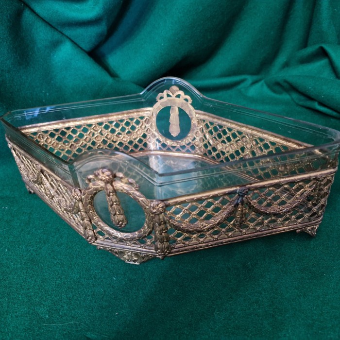 FRUCTIERA-CENTRU DE MASA DIN BRONZ DOR&Egrave; TRAFORAT SI CRISTAL - FRANTA anii 1880