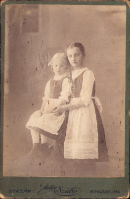 HST P2/742 Poză tinere săsoaice &amp;icirc;n port specific 1915 studio Szabo Sighișoara foto