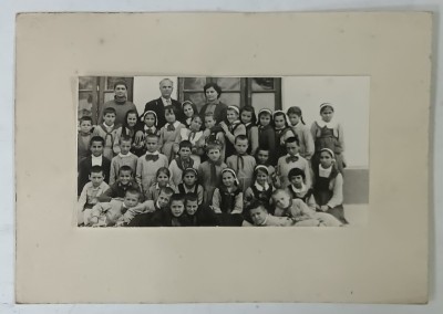 GRUP DE SCOLARI SI CADRE DIDACTICE , FOTOGRAFIE , ANII &amp;#039;50 foto