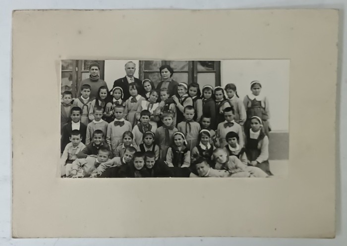 GRUP DE SCOLARI SI CADRE DIDACTICE , FOTOGRAFIE , ANII &#039;50