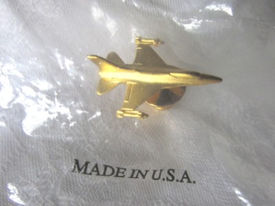 Insigna - pin Avion de lupta [2]. Aurie, Noua, in protectie foto