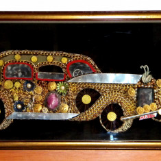 Automobil retro realizat din gablonzuri in caseta cu rama si sticla 61x34 cm