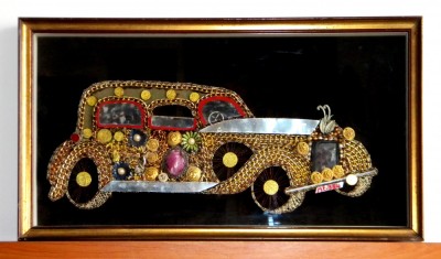 Automobil retro realizat din gablonzuri in caseta cu rama si sticla 61x34 cm foto