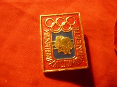 Insigna Olimpica Moscova 1980 - BOX - ,h=1,8cm , metal si email ,h=3,5cm
