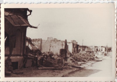 230 - UNGHENI, Iasi, case bombardate, Romania ( 10/7 cm) - old real Photo - 1941 foto