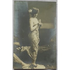 Fotografie tip carte postala, femeie pozand in tinuta sexy, perioada interbelica