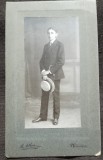 Fotografie pe carton, adolescent cu palarie si baston, inceput de secol XX
