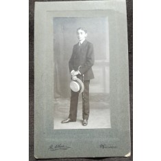 Fotografie pe carton, adolescent cu palarie si baston, inceput de secol XX