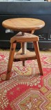 Scaun din lemn , cu surub din lemn se poate roti . DIAMETRUL SEZUT 31 CM , INALTIME SCAUN STRANS 46 CM , INALTIME INTINS 61 CM .