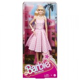 Papusa Barbie The Movie Margot Robbie cu rochie roz &icirc;n carouri