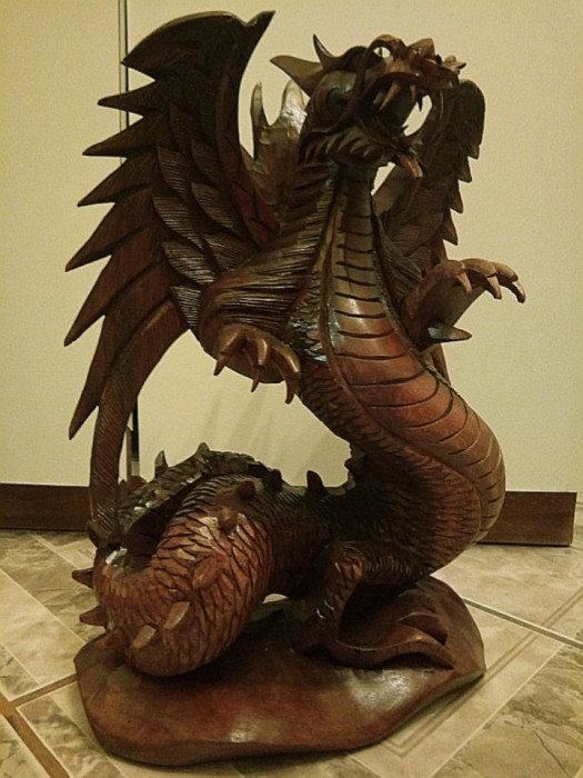 Superb dragon din lemn masiv sculptat integral manual