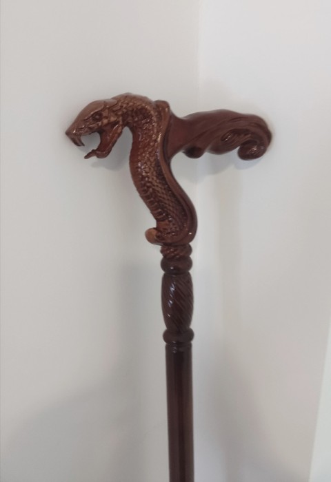 Elegant baston m&acirc;nar cap de șarpe lucrat integral manual