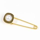 Brosa martisor tip ac de siguranta cu perla alba