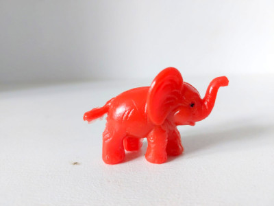 Figurina elefant rosu - veche, vintage, 4x5cm foto